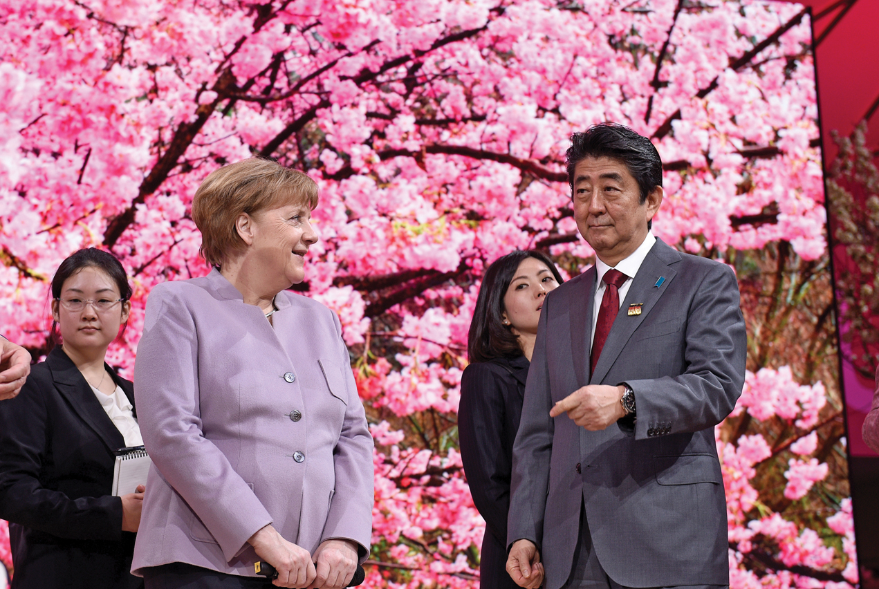 Shinzo Abe, Premierminister von Japan, mit Bundeskanzlerin Angela Merkel